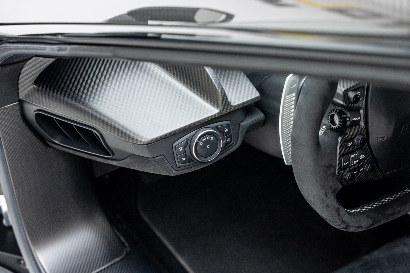 2021 FORD GT | CARBON SERIES | AKRAPOVIC EXHAUST